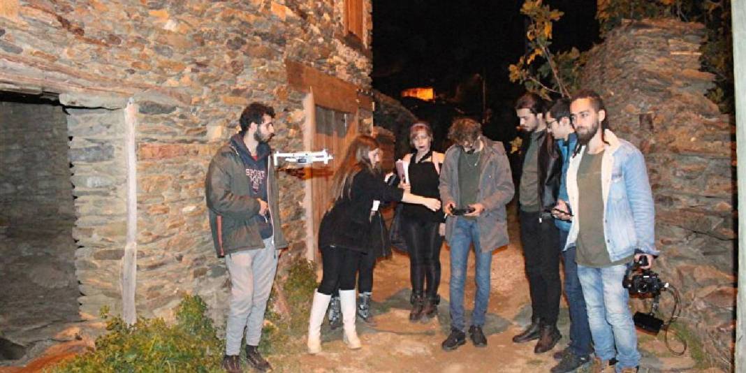 Haritada bir hayalet gibi duran köy! Karanlıkta fısıldayan, aydınlıkta ürküten evlerle dolu… Burası Türkiye’de… 2